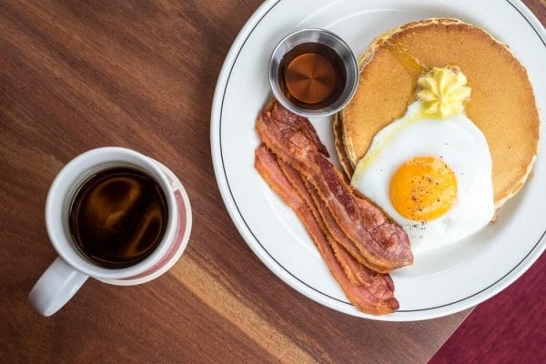 Guia Completo: Como Começar a Dieta Cetogênica com Sucesso Quer saber como iniciar a dieta cetogênica? Descubra os passos essenciais para começar sua jornada em direção à saúde e ao emagrecimento. Guia completo para iniciantes. Introdução A dieta cetogênica tem ganhado cada vez mais atenção como uma abordagem eficaz para a perda de peso, aumento de energia e melhoria da saúde metabólica. Se você está considerando adotar a dieta cetogênica, é importante entender os princípios básicos e os passos essenciais para iniciar com sucesso. Neste guia, vamos abordar todas as informações que você precisa saber para começar a dieta cetogênica de forma eficaz e segura. Passo 1: Entendendo a Dieta Cetogênica O que é a Dieta Cetogênica? A dieta cetogênica é um plano alimentar que enfatiza a ingestão de gorduras saudáveis e a redução drástica de carboidratos. Isso coloca o corpo em um estado metabólico conhecido como cetose, onde a gordura é queimada para obter energia em vez de carboidratos. Benefícios da Dieta Cetogênica Além do emagrecimento, a dieta cetogênica pode oferecer benefícios como aumento da saciedade, melhoria dos níveis de açúcar no sangue e maior clareza mental. Passo 2: Preparação Avalie sua Situação Atual Antes de começar a dieta cetogênica, é importante avaliar sua situação atual de saúde e dieta. Consulte um profissional de saúde para garantir que a dieta seja adequada para você. Elimine Alimentos Não Cetogênicos Limpe sua despensa e geladeira de alimentos ricos em carboidratos, como pães, massas, arroz e doces. Isso o ajudará a evitar tentações e a se comprometer com a dieta. Passo 3: Planejamento de Refeições Monte um Cardápio Cetogênico Crie um cardápio semanal que inclua alimentos ricos em gorduras saudáveis, proteínas e vegetais de baixo teor de carboidratos. Isso ajudará você a se manter na pista e a evitar escolhas alimentares não cetogênicas. Faça uma Lista de Compras Baseado no cardápio, faça uma lista de compras com ingredientes cetogênicos essenciais, como abacate, carne, peixe, ovos, azeite e vegetais de folhas verdes. Passo 4: Iniciando a Dieta Ajuste Gradual de Carboidratos Comece reduzindo gradualmente a ingestão de carboidratos, permitindo que seu corpo se adapte à nova fonte de energia. Isso pode ajudar a evitar os efeitos colaterais da "gripe cetogênica". Acompanhe sua Ingestão de Macros Use aplicativos ou ferramentas online para rastrear a quantidade de carboidratos, proteínas e gorduras que você está consumindo. Isso o ajudará a manter os níveis corretos para atingir a cetose. Perguntas Frequentes É seguro iniciar a dieta cetogênica sem orientação médica? É recomendável consultar um profissional de saúde antes de iniciar qualquer dieta restritiva, incluindo a dieta cetogênica. Quanto tempo leva para atingir a cetose? O tempo pode variar, mas normalmente leva de 2 a 7 dias para entrar em cetose, dependendo de fatores individuais. Posso consumir frutas na dieta cetogênica? Frutas contêm açúcares naturais, o que pode afetar a cetose. É melhor consumir frutas com moderação. Quais são os possíveis efeitos colaterais da "gripe cetogênica"? Os efeitos colaterais da "gripe cetogênica" podem incluir fadiga, irritabilidade e náusea. Eles geralmente diminuem após alguns dias. Devo fazer exercícios físicos ao começar a dieta cetogênica? A prática regular de exercícios físicos é recomendada, mas pode ser necessário ajustar a intensidade durante a adaptação à dieta. Posso consumir álcool na dieta cetogênica? O consumo de álcool pode afetar a cetose. Se consumir álcool, opte por opções com menor teor de carboidratos. Conclusão: Começando sua Jornada Cetogênica Iniciar a dieta cetogênica requer planejamento, comprometimento e paciência. Ao seguir os passos mencionados neste guia, você estará no caminho certo para entrar em cetose e colher os benefícios dessa abordagem alimentar. Lembre-se de consultar um profissional de saúde antes de fazer qualquer mudança drástica em sua dieta, e não hesite em buscar orientação ao longo do processo. Se você gostou deste guia informativo, não deixe de compartilhar com amigos e familiares interessados em iniciar a dieta cetogênica!